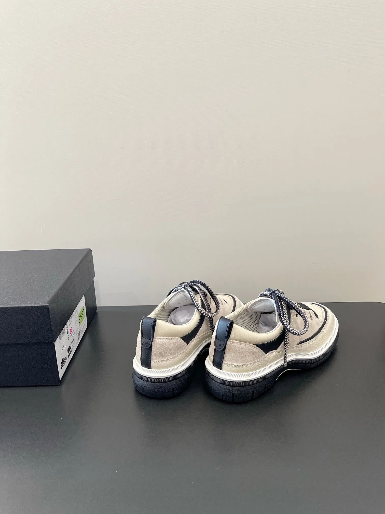 👟👟Ex-factory price 560👟👟 𝐂𝐇𝐀𝐍𝐄𝐋 Chanel's latest diamond lace sports sneakers in new colors ✔️ Full cowhide leather surface. The new color matching fabric adds many elements to make it look very delicate. When you put it on, your legs will become longer in seconds. The authentic replica of the counter. The upper part can be said to be really super good! Size: 35-41 original packaging